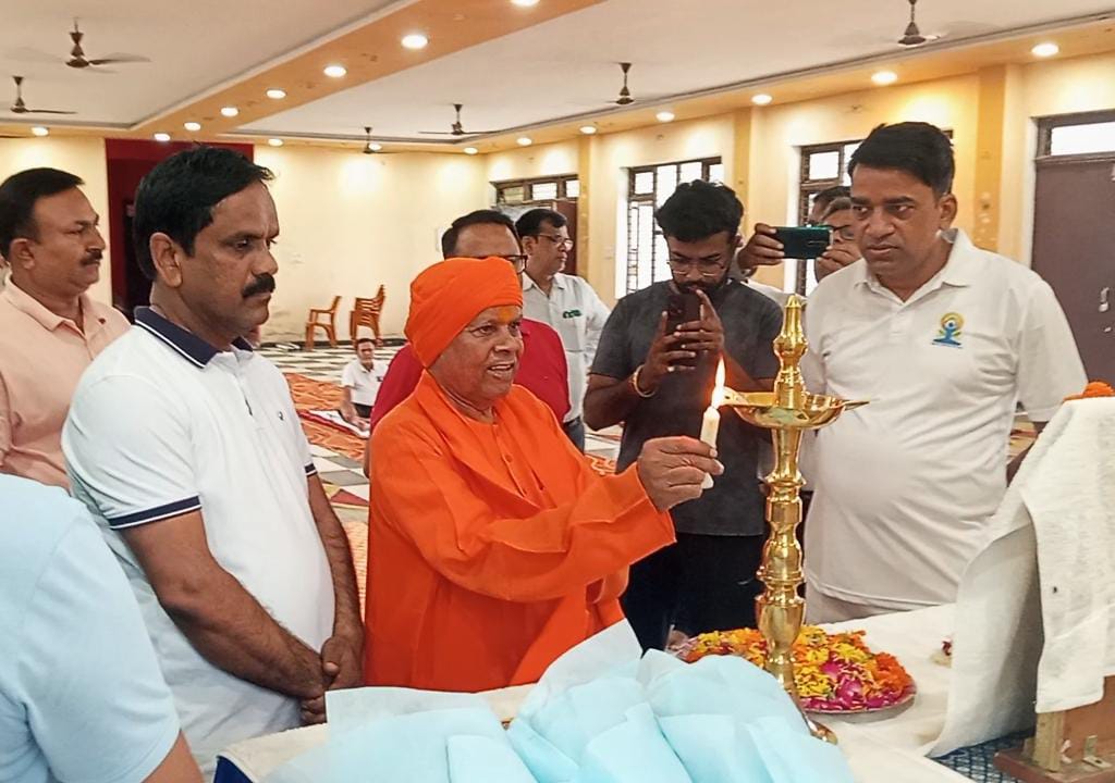 सिद्धार्थनगर में सेवा संकल्प अभियान और आयुर्वेद दिवस पर योग सत्र का भव्य शुभारंभ