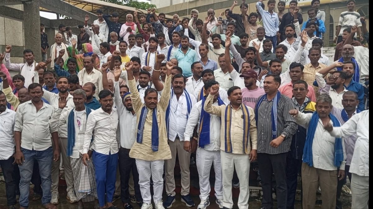 भारी बारिश के बीच आजाद समाज पार्टी का प्रदर्शन, 24 सूत्रीय मांगों को लेकर सौंपा ज्ञापन
