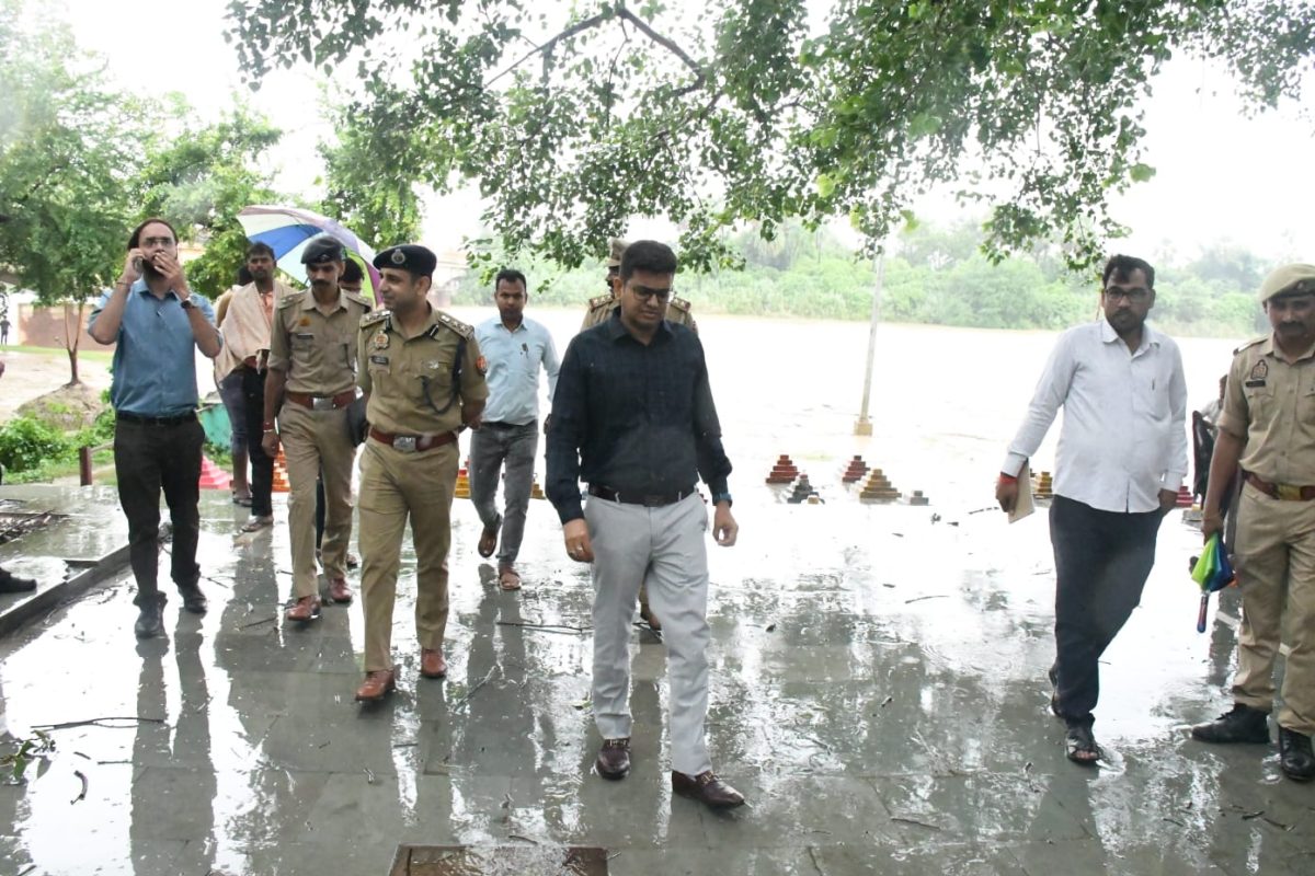 भारी बारिश के बीच डीएम-एसपी ने नदियों का किया निरीक्षण